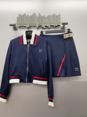 New short jacket paired with pleated half body