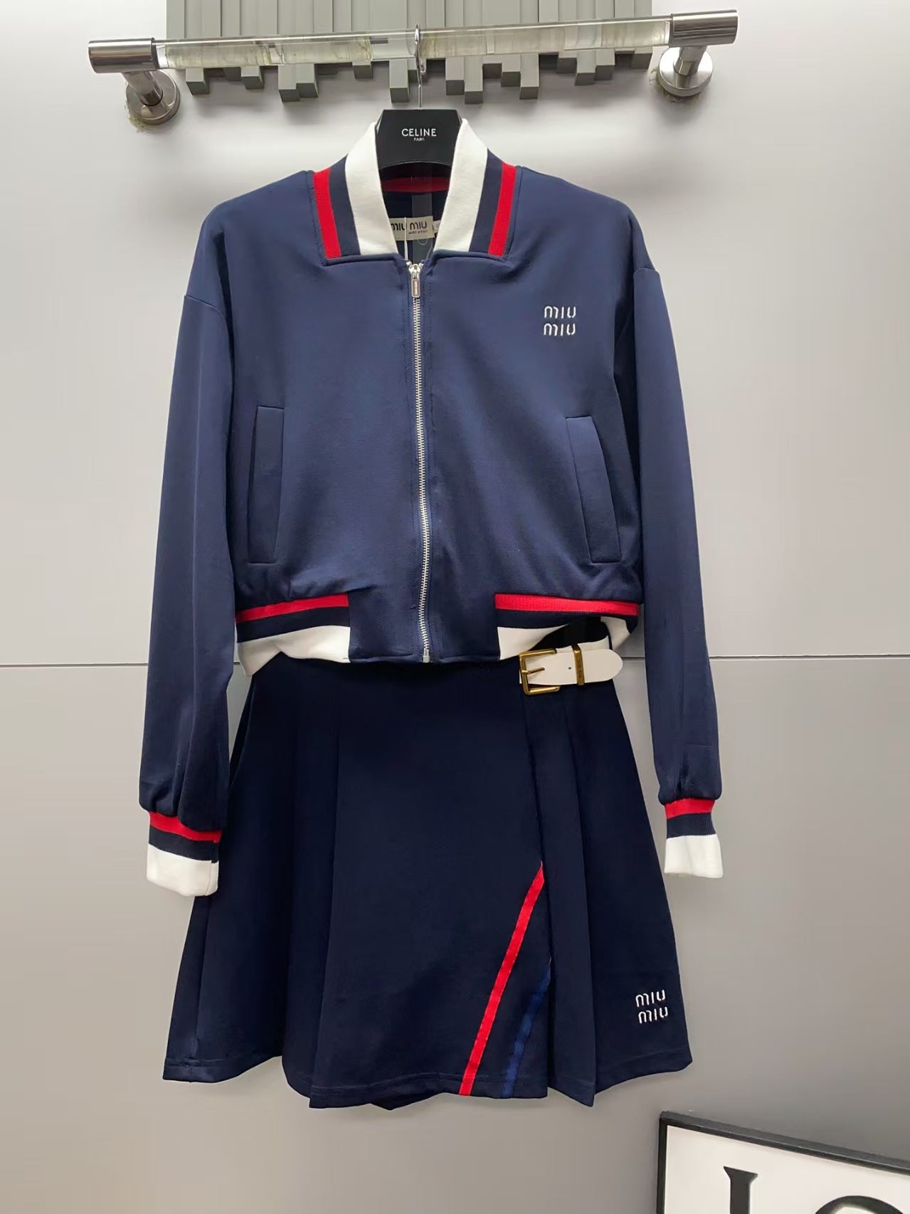 New short jacket paired with pleated half body