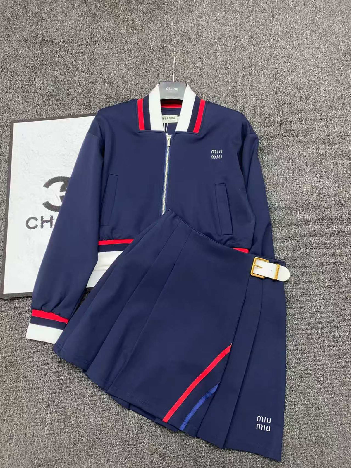 New short jacket paired with pleated half body