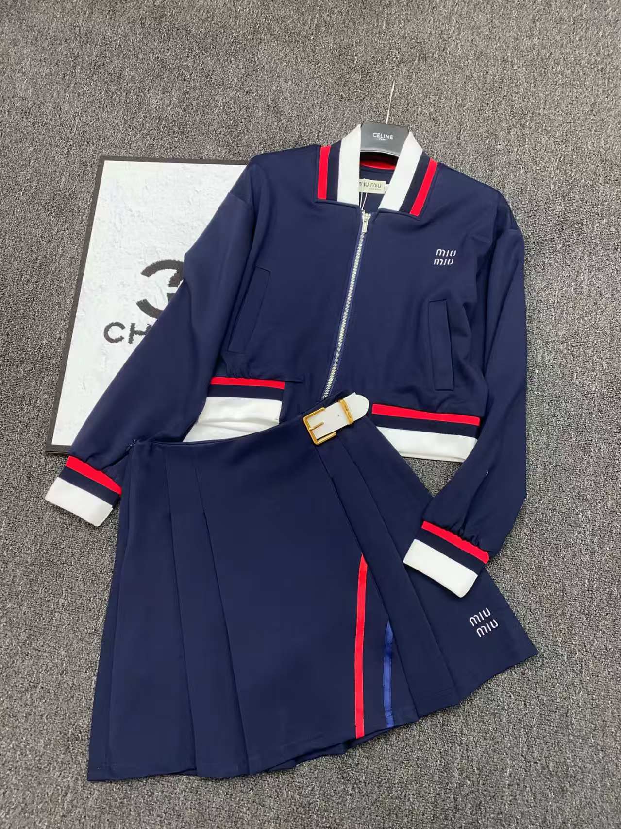 New short jacket paired with pleated half body