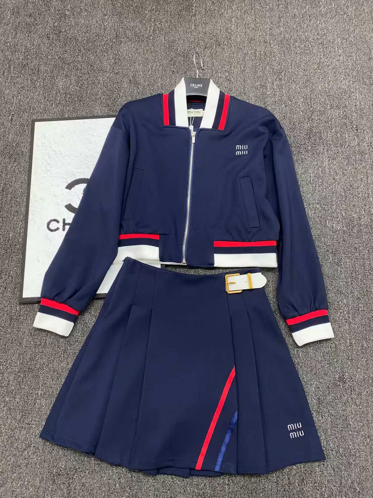 New short jacket paired with pleated half body