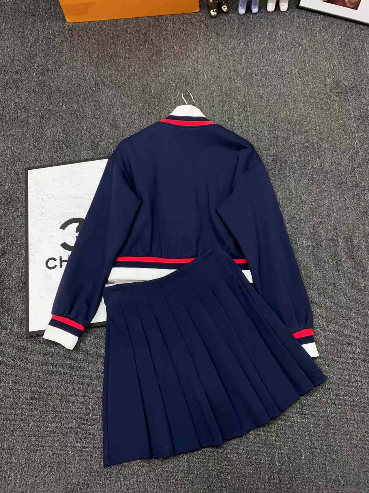 New short jacket paired with pleated half body