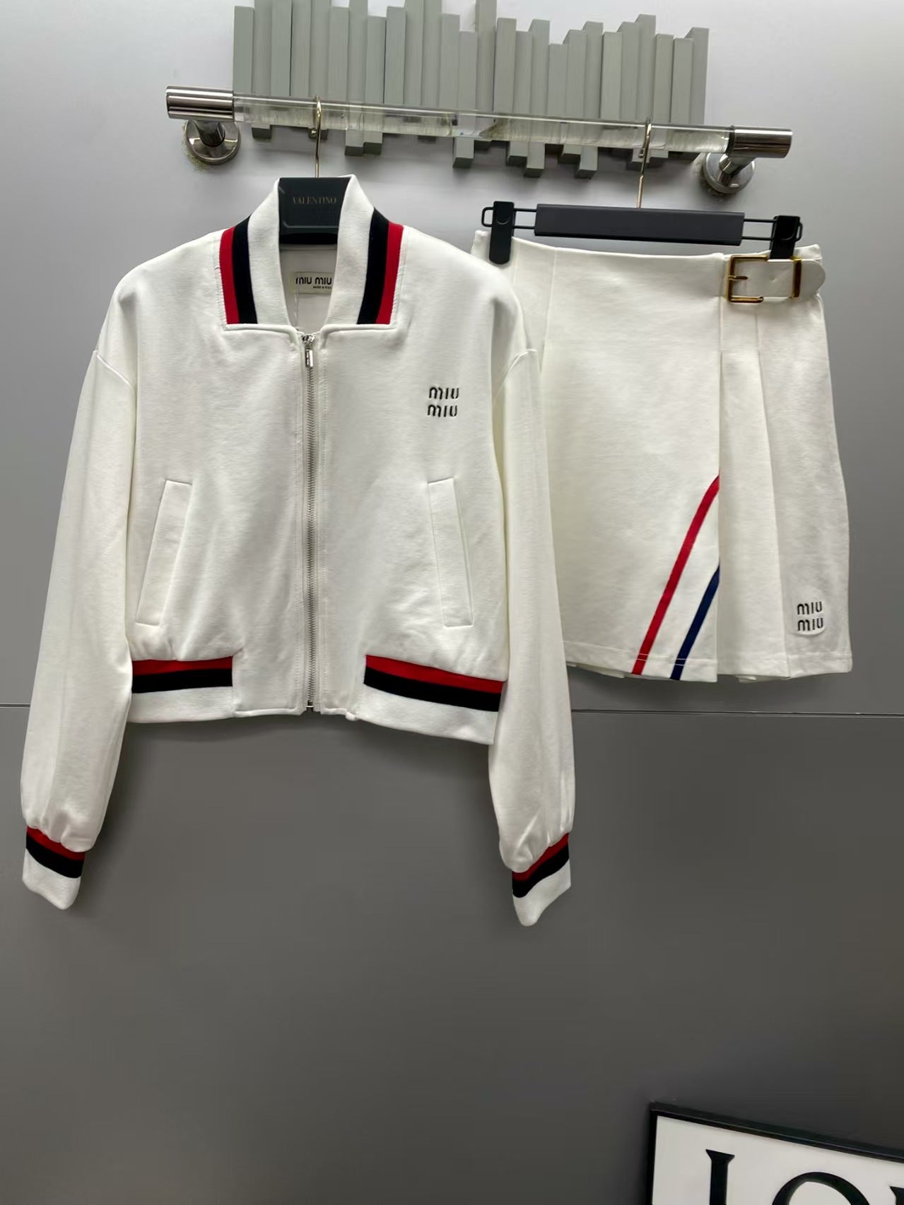 New short jacket paired with pleated half body