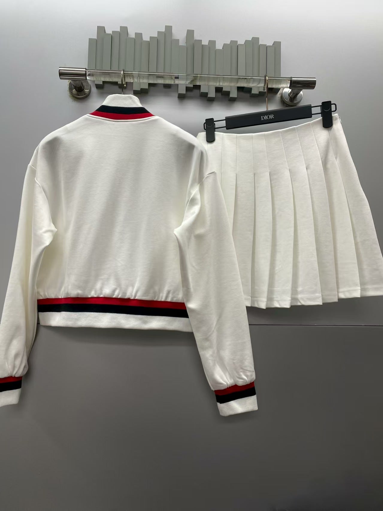 New short jacket paired with pleated half body