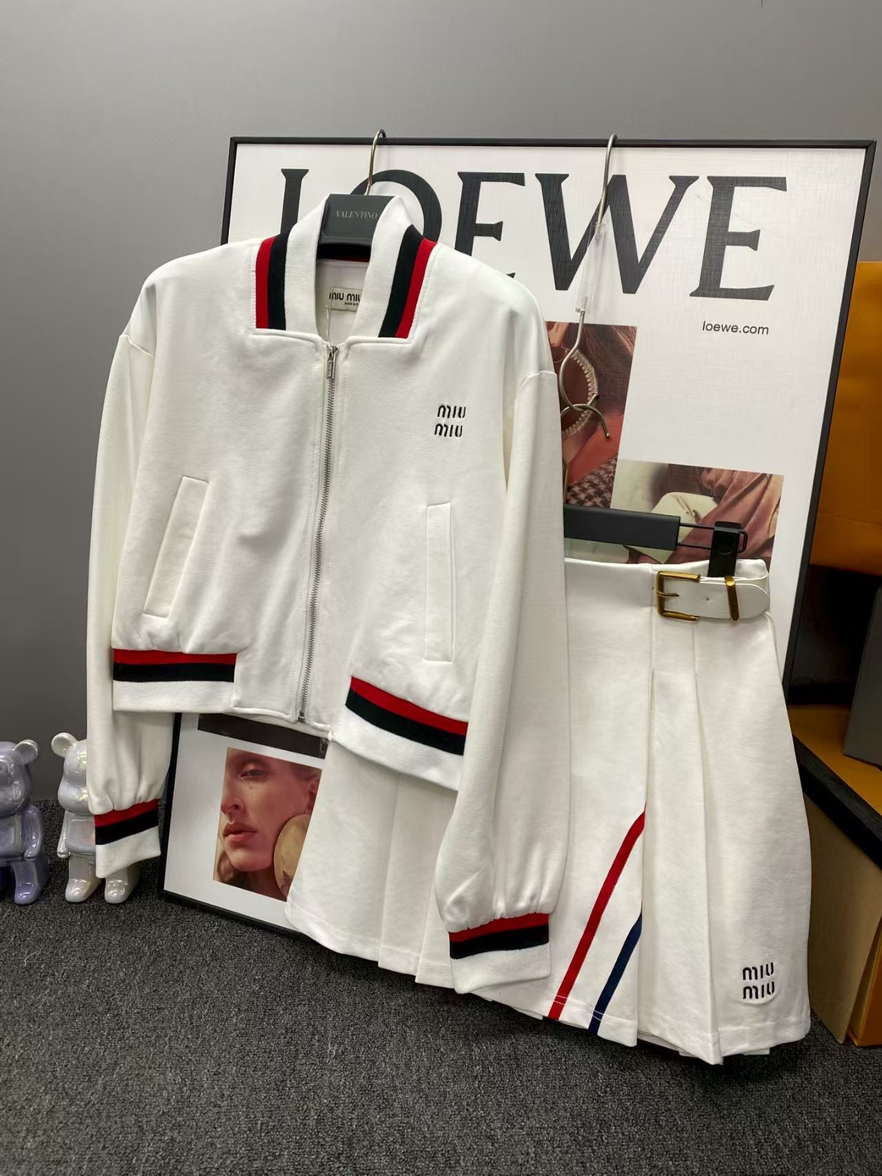 New short jacket paired with pleated half body
