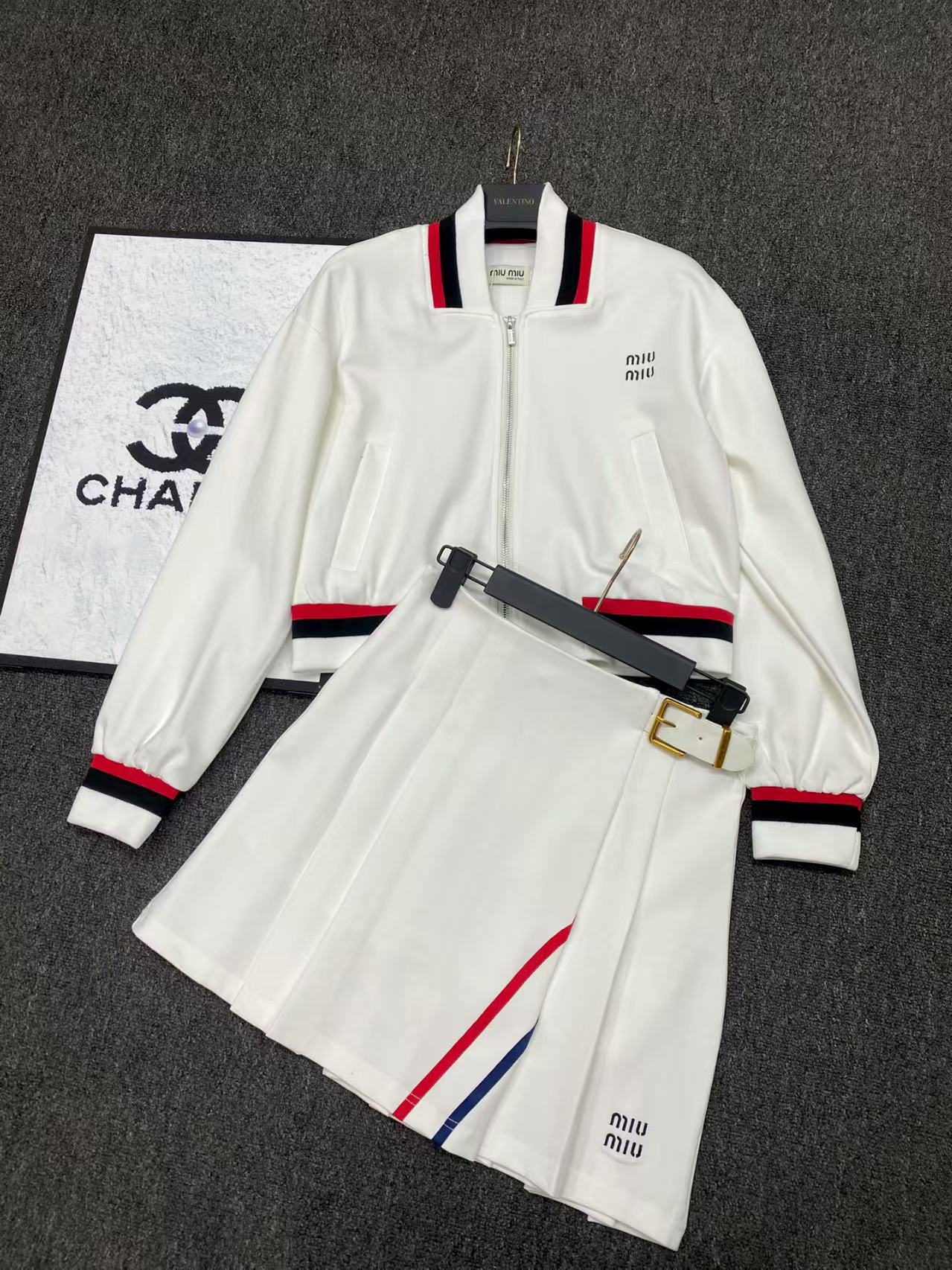 New short jacket paired with pleated half body