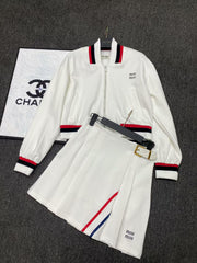 New short jacket paired with pleated half body