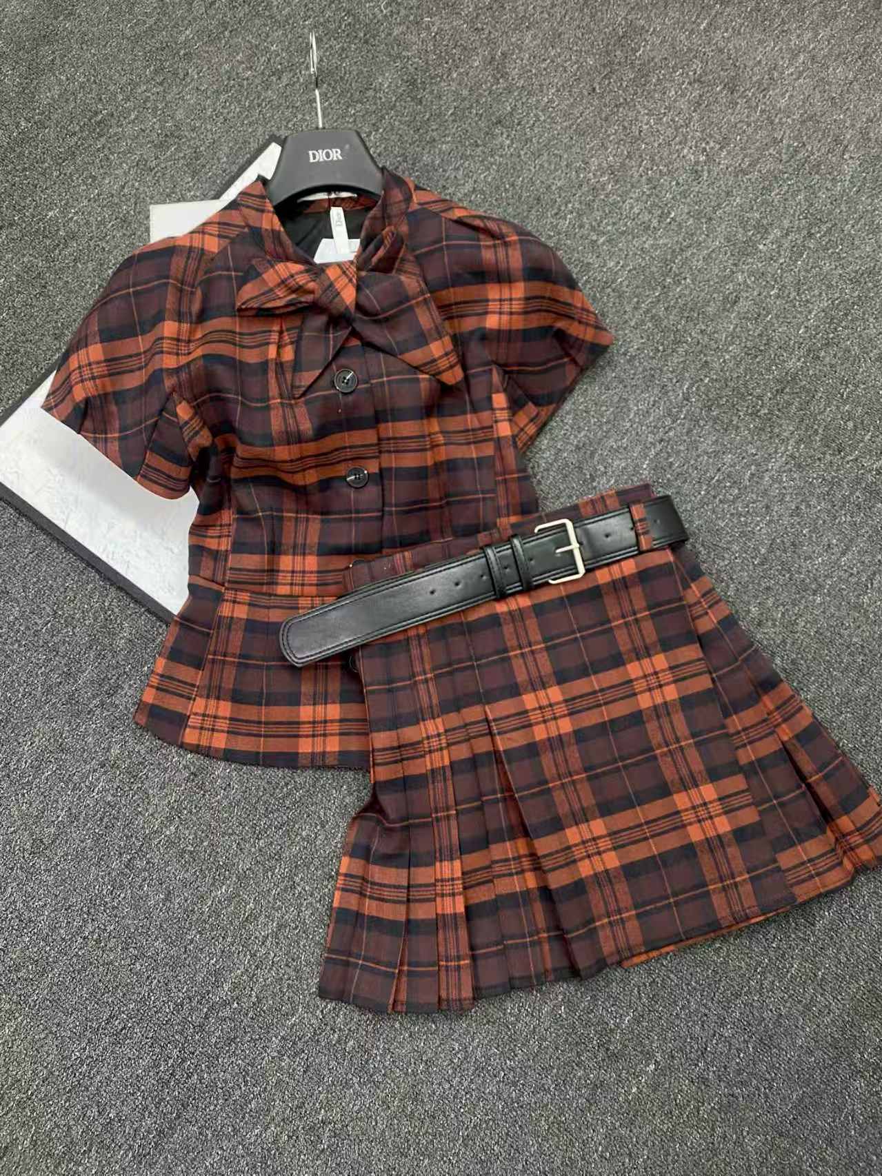 Tie lantern short sleeved waist cinching suit+waist belt pleated skirt