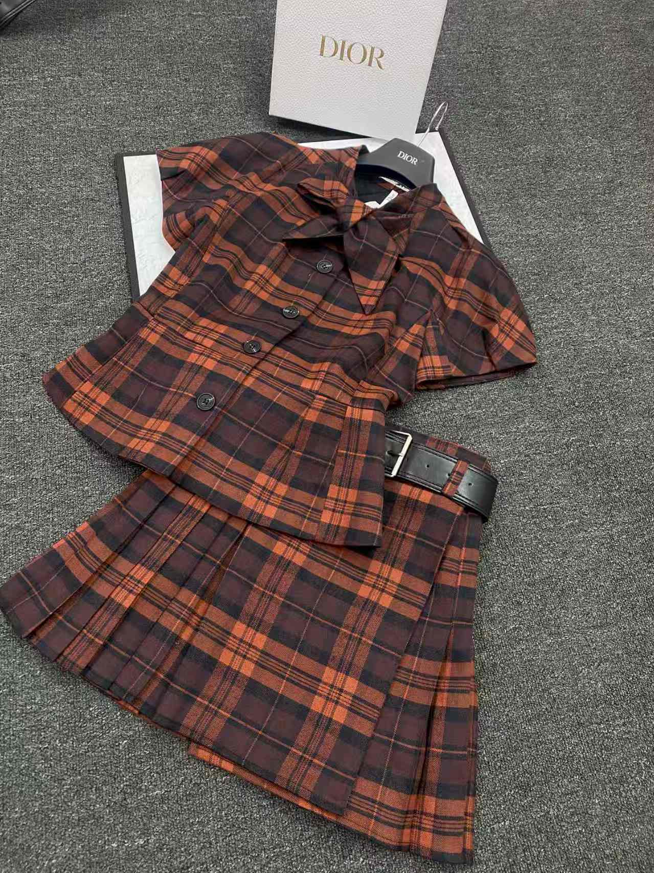 Tie lantern short sleeved waist cinching suit+waist belt pleated skirt