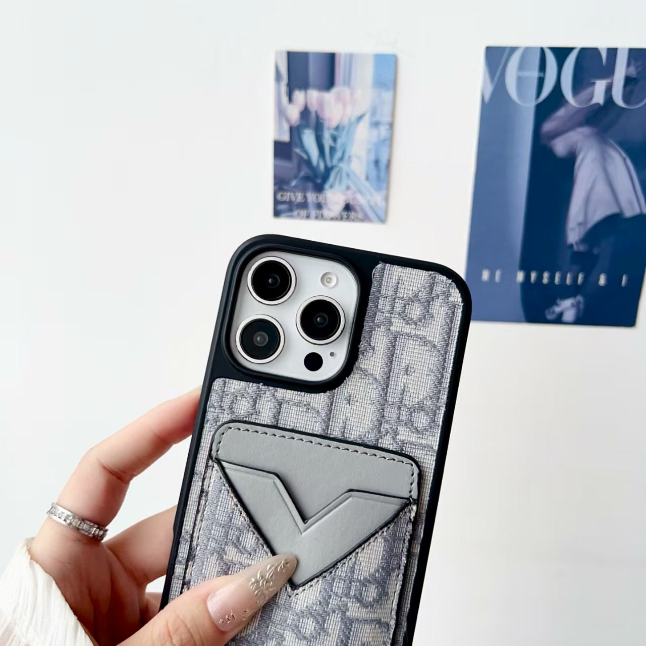 V-shaped card holder phone case