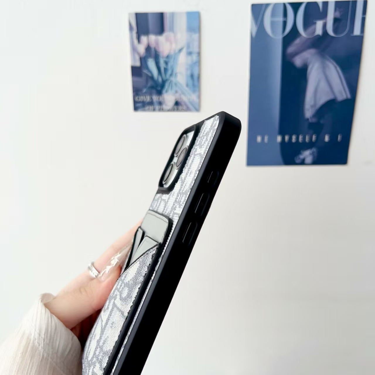 V-shaped card holder phone case