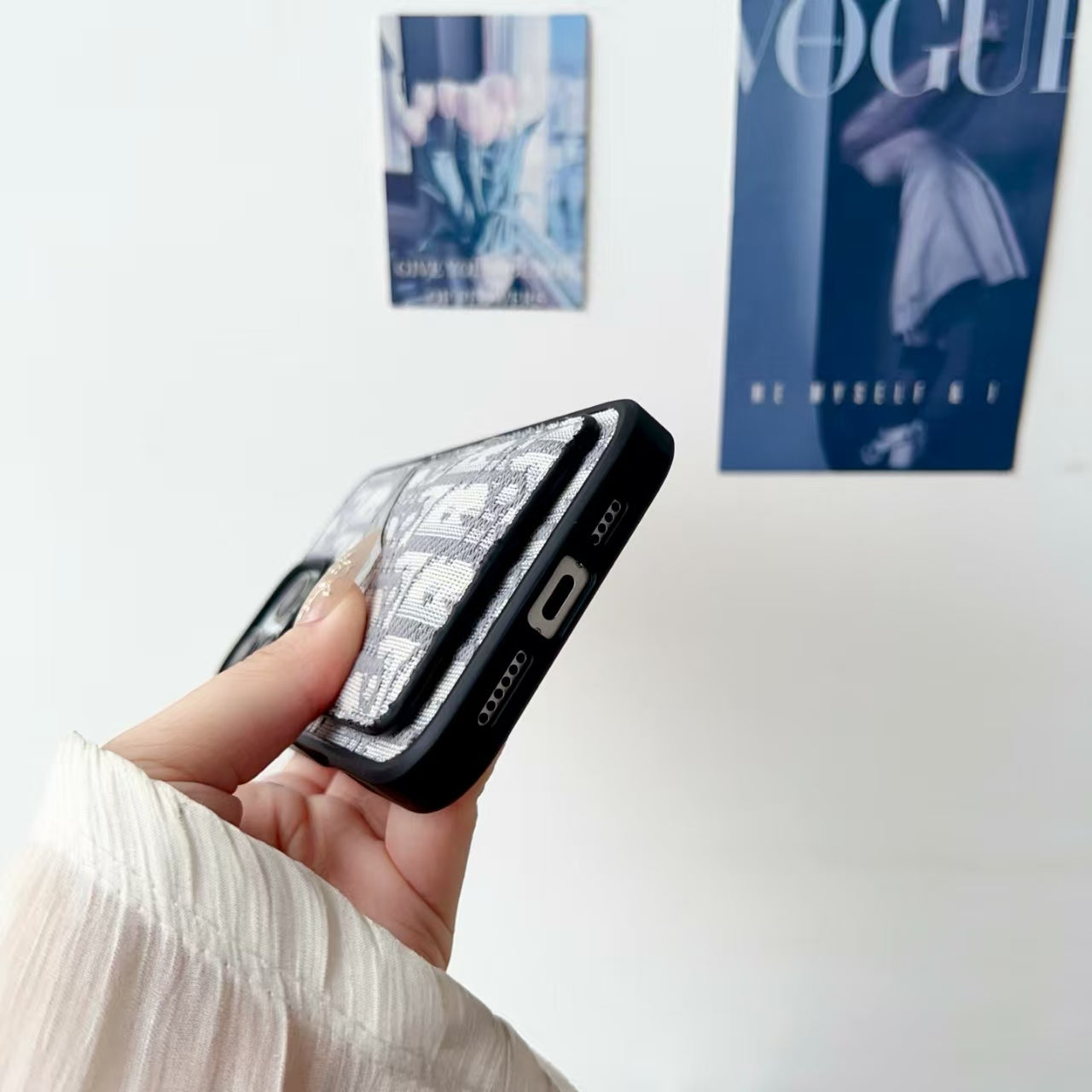 V-shaped card holder phone case