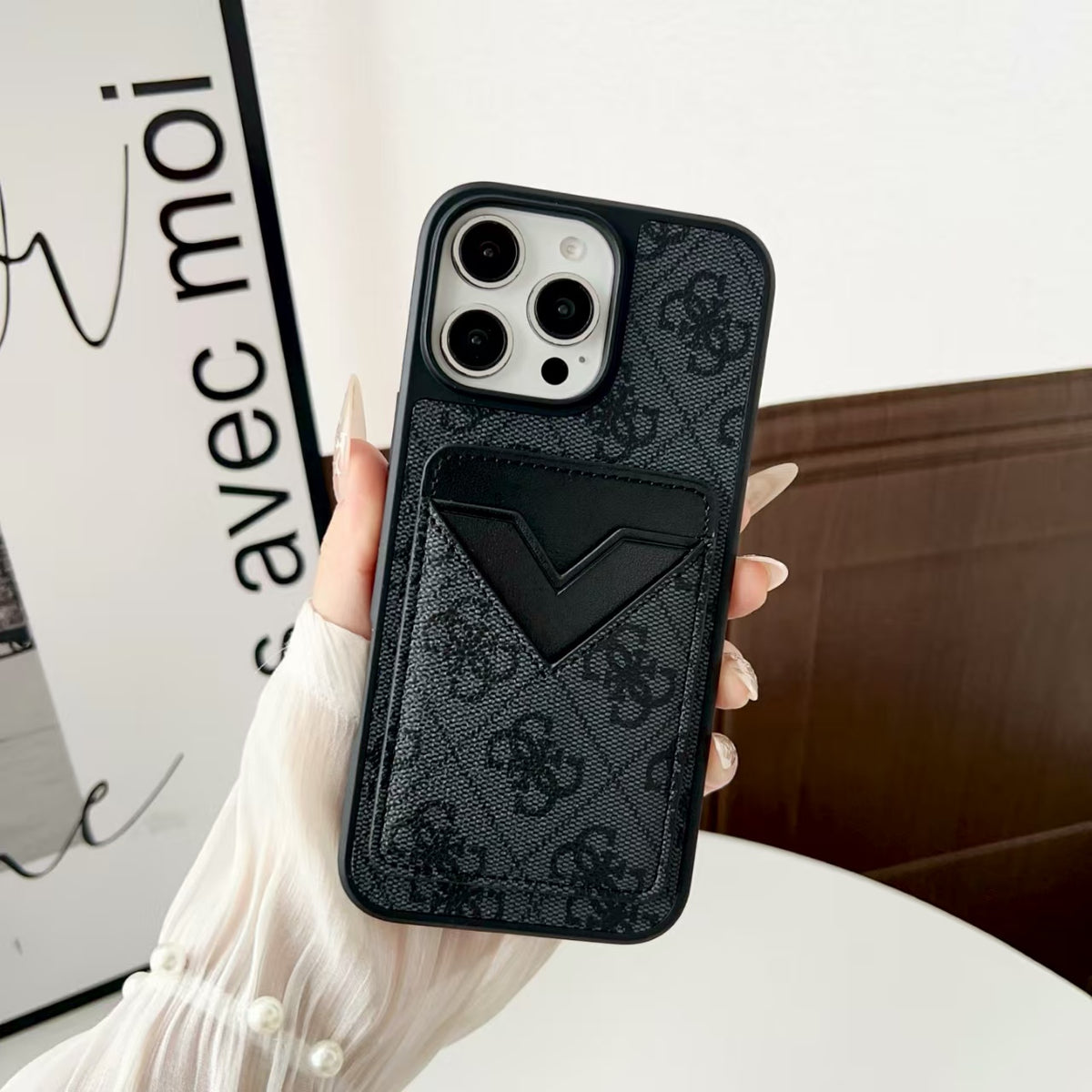 V-shaped card holder phone case