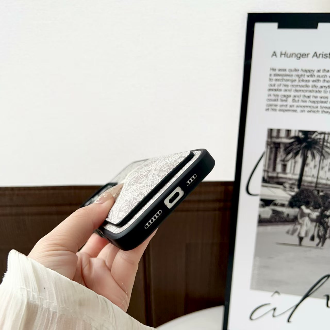 V-shaped card holder phone case