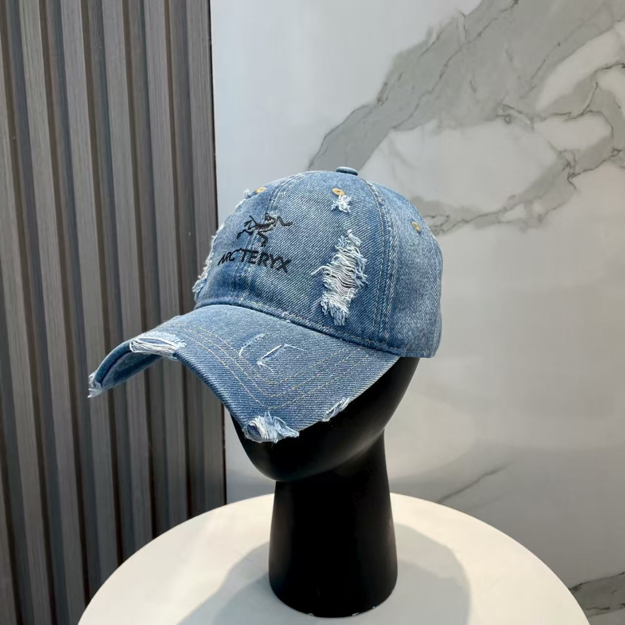 New hole breaking baseball cap