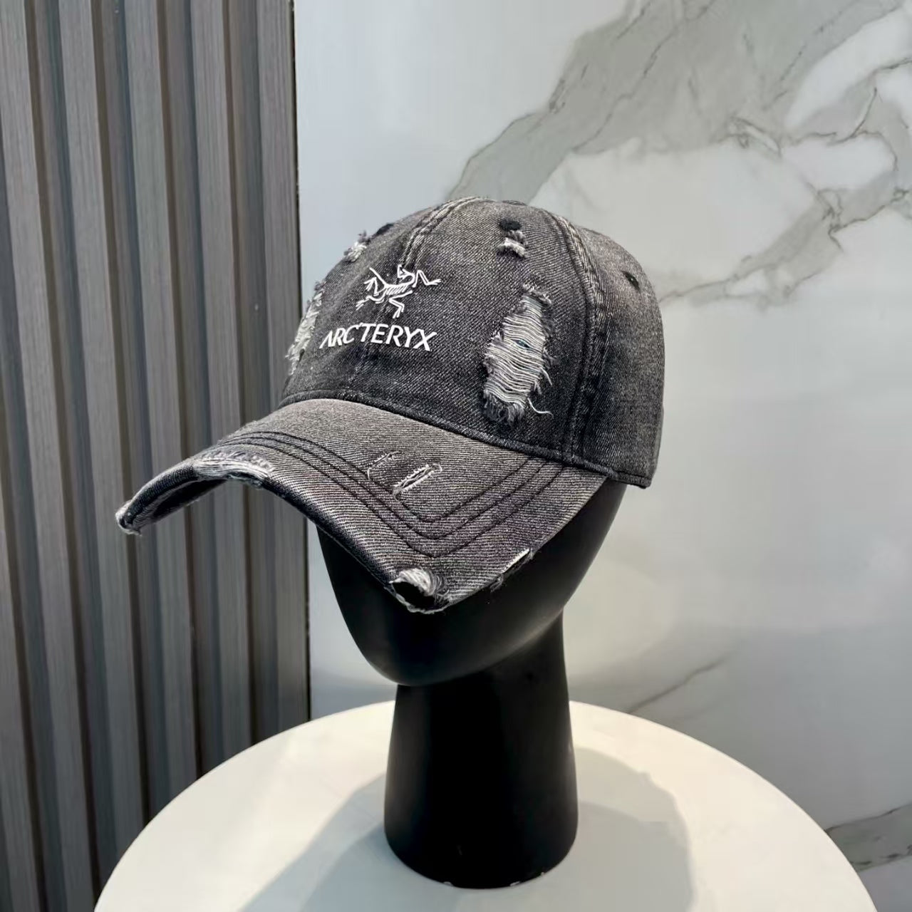 New hole breaking baseball cap