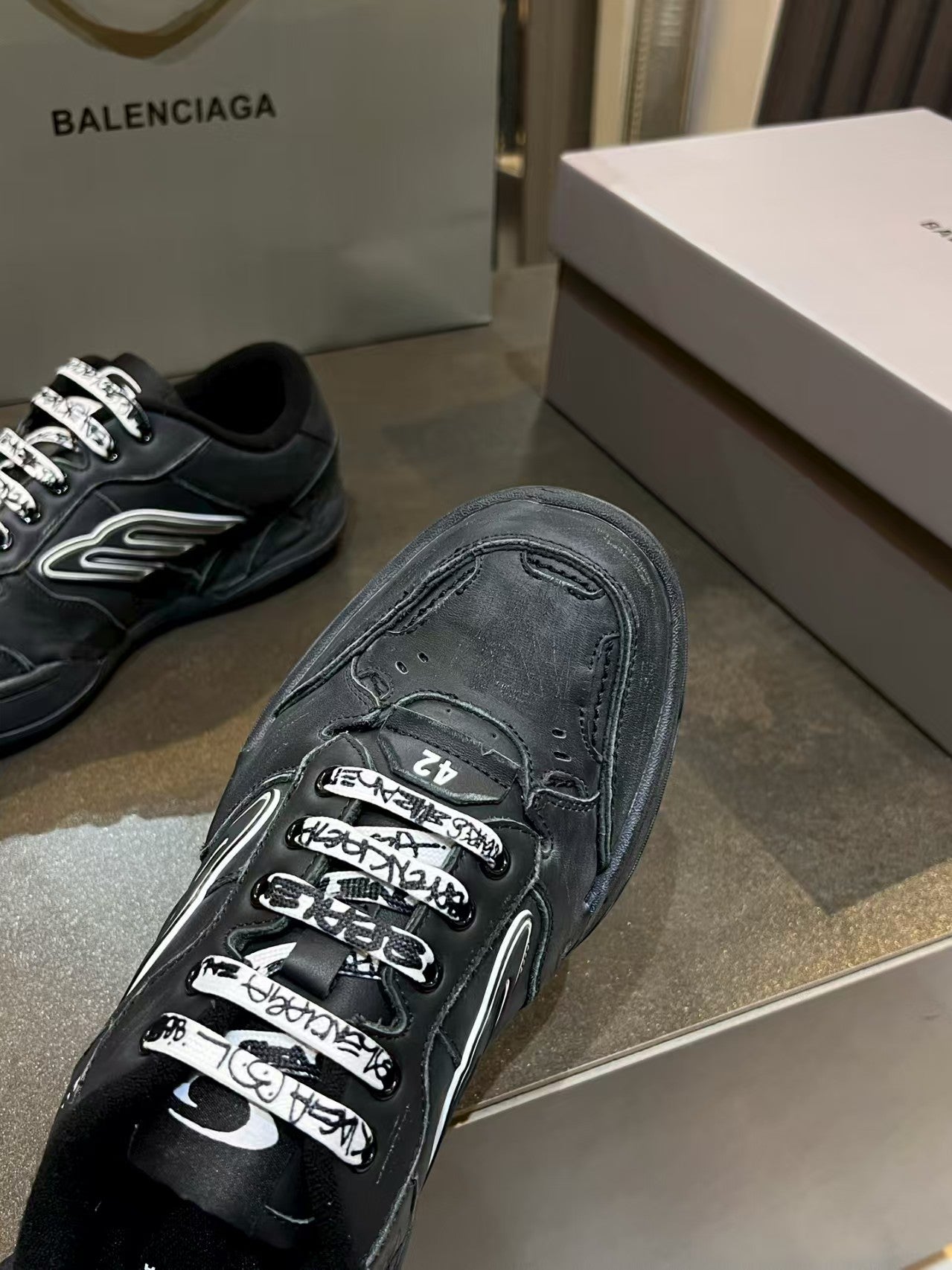Autumn and winter sports shoes