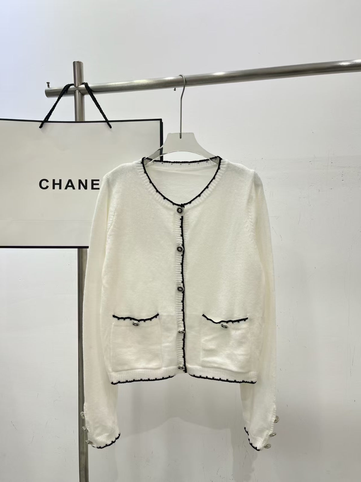 Black border contrasting pocket round neck cardigan