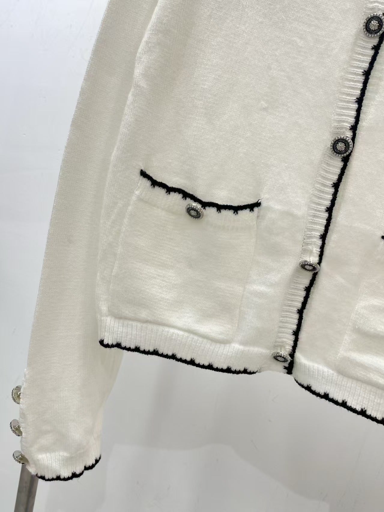 Black border contrasting pocket round neck cardigan