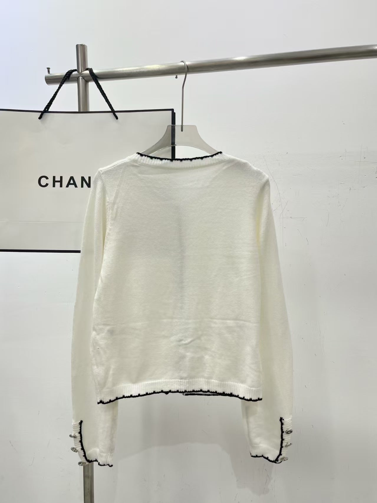 Black border contrasting pocket round neck cardigan