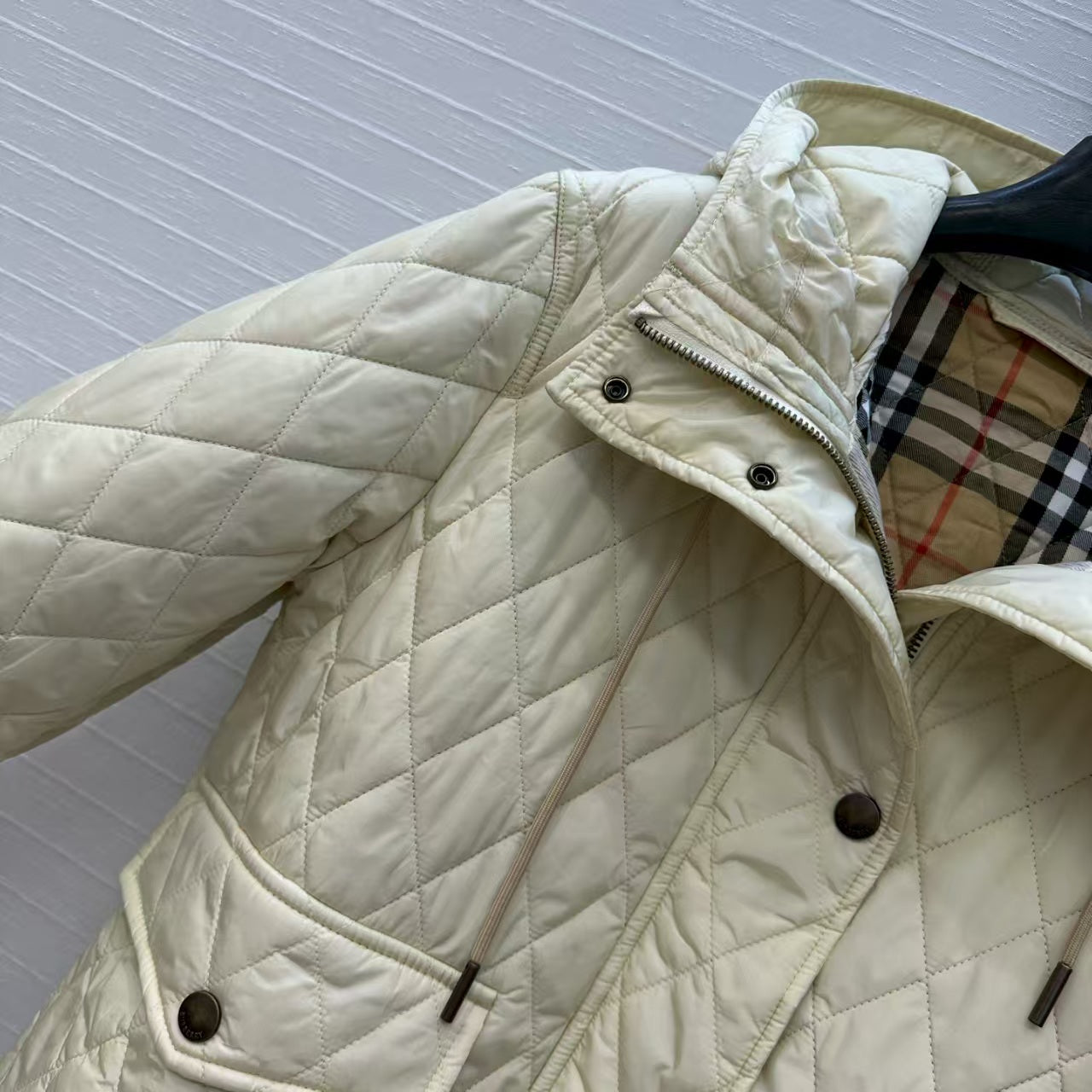 Women's diamond shaped quilted hooded cotton jacket