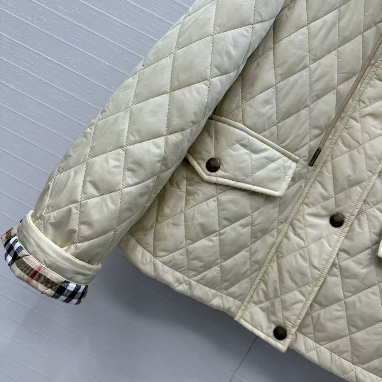 Women's diamond shaped quilted hooded cotton jacket