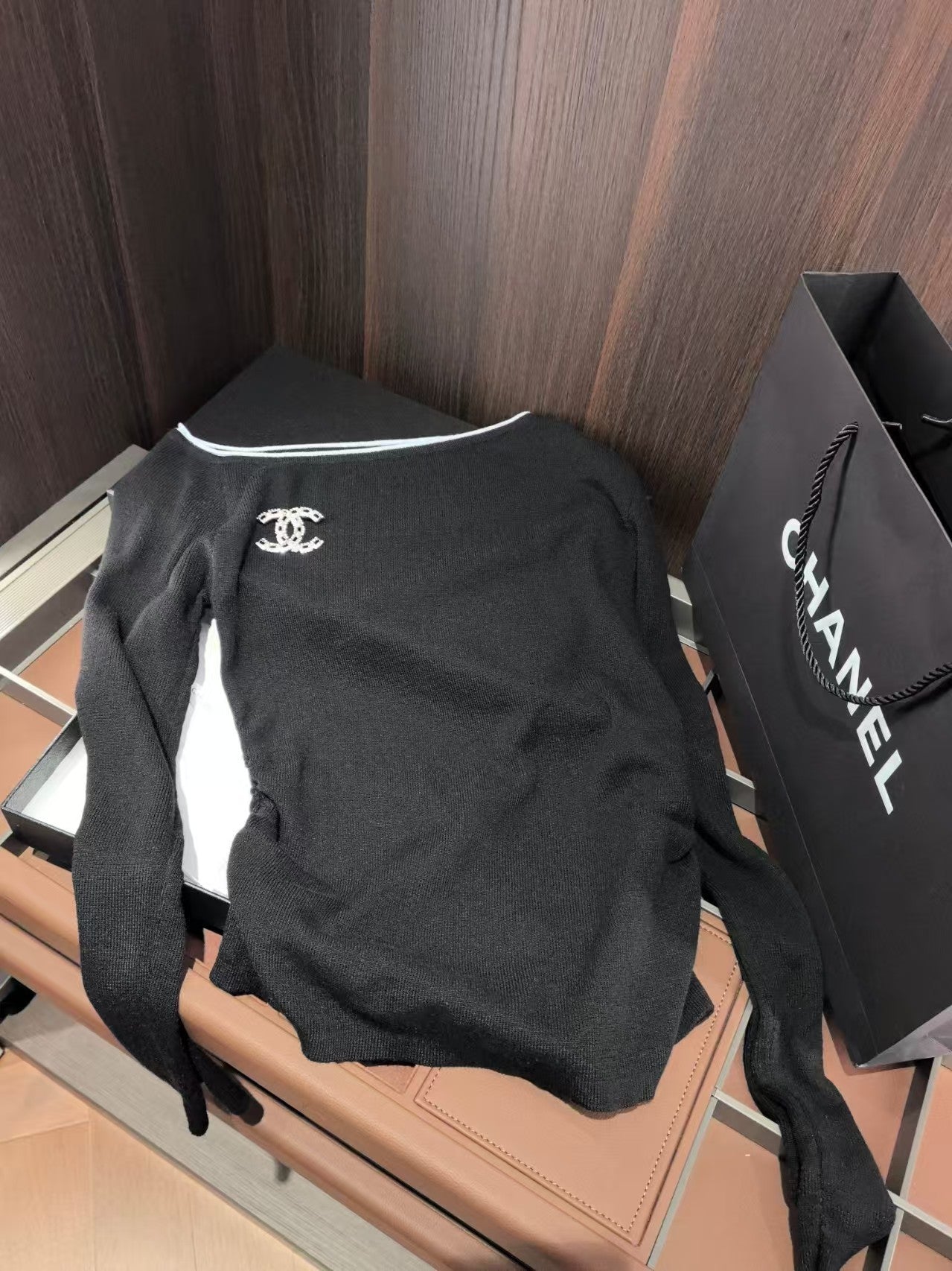Cross shoulder knitted base shirt
