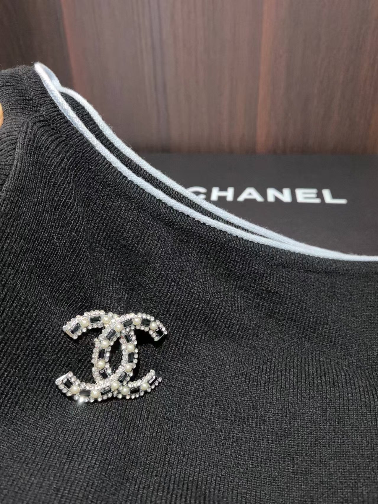 Cross shoulder knitted base shirt