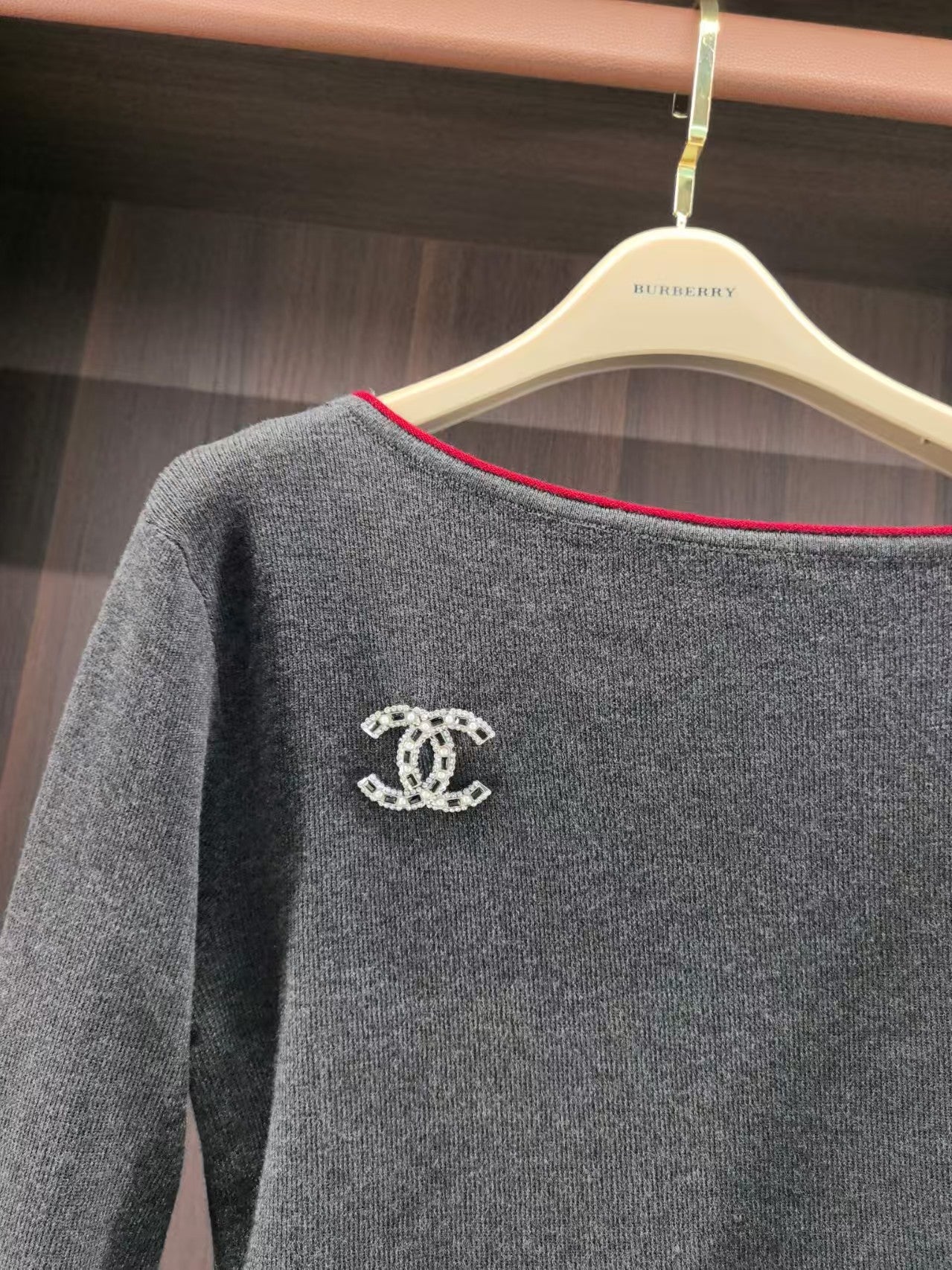 Cross shoulder knitted base shirt