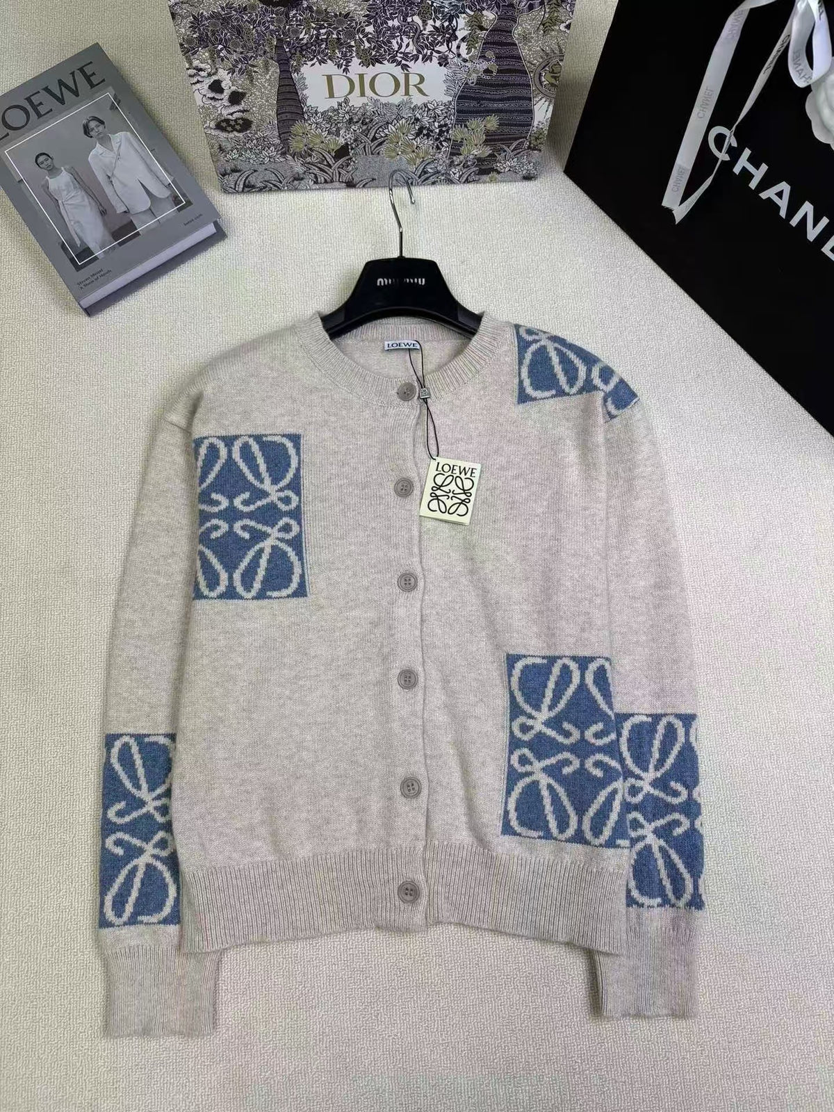 Early autumn new knitted long sleeved sweater