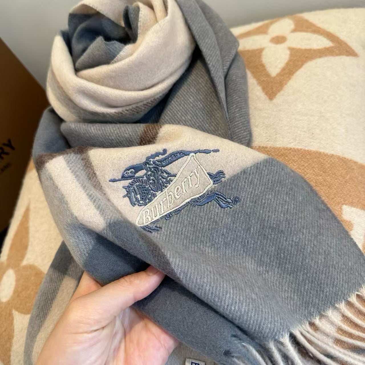 New double-sided scarf
