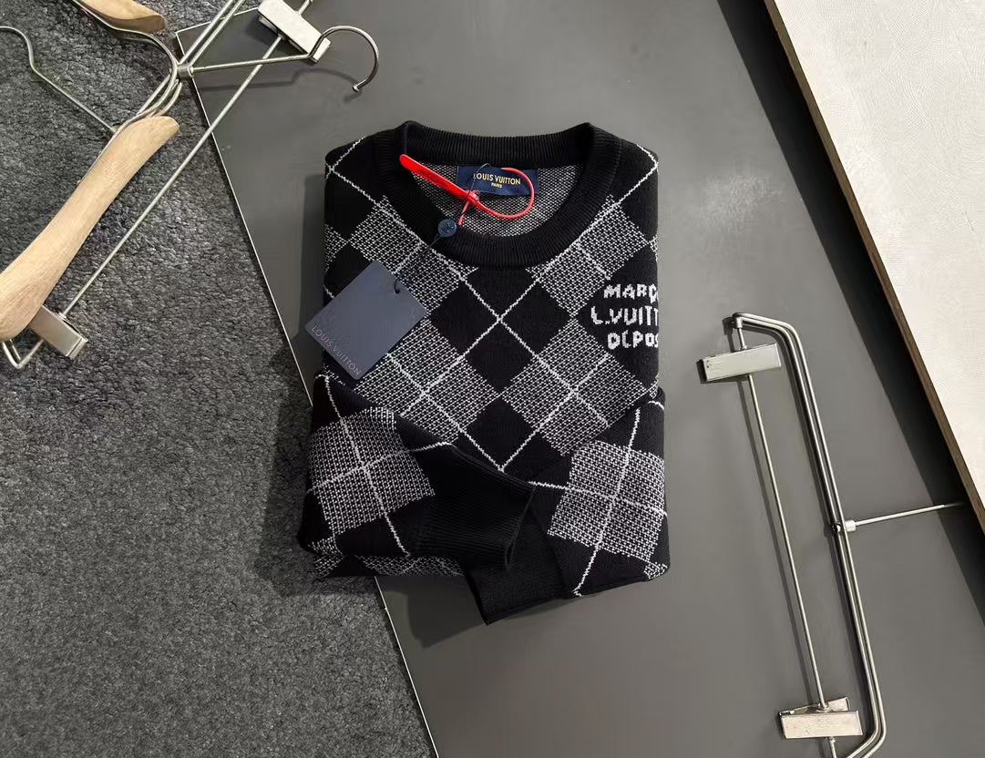 New round neck long sleeved sweater