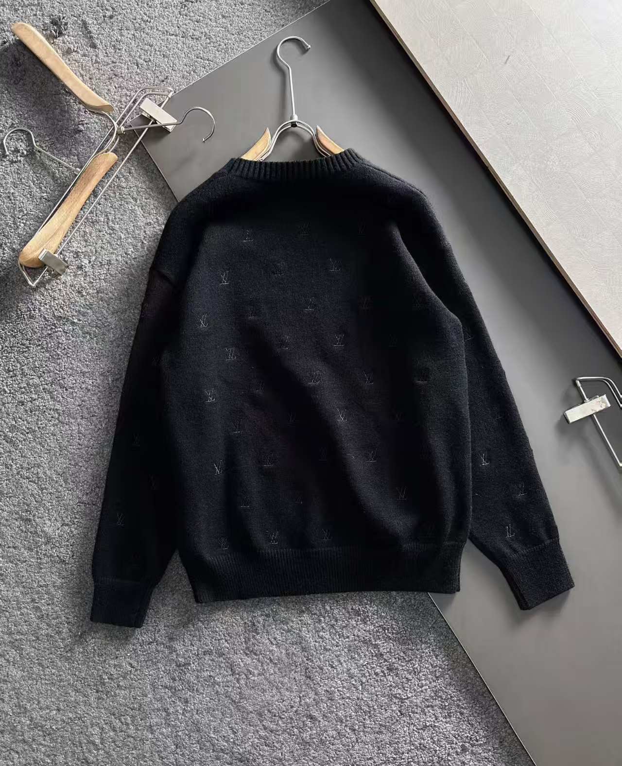 New embroidered round neck long sleeved sweater