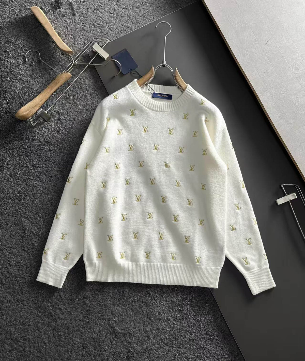 New embroidered round neck long sleeved sweater