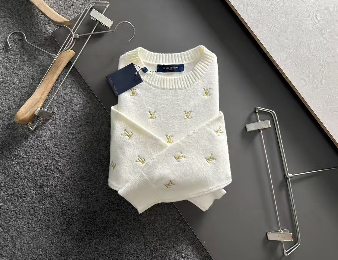 New embroidered round neck long sleeved sweater