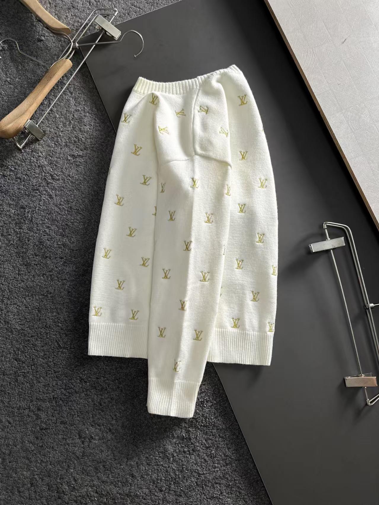New embroidered round neck long sleeved sweater