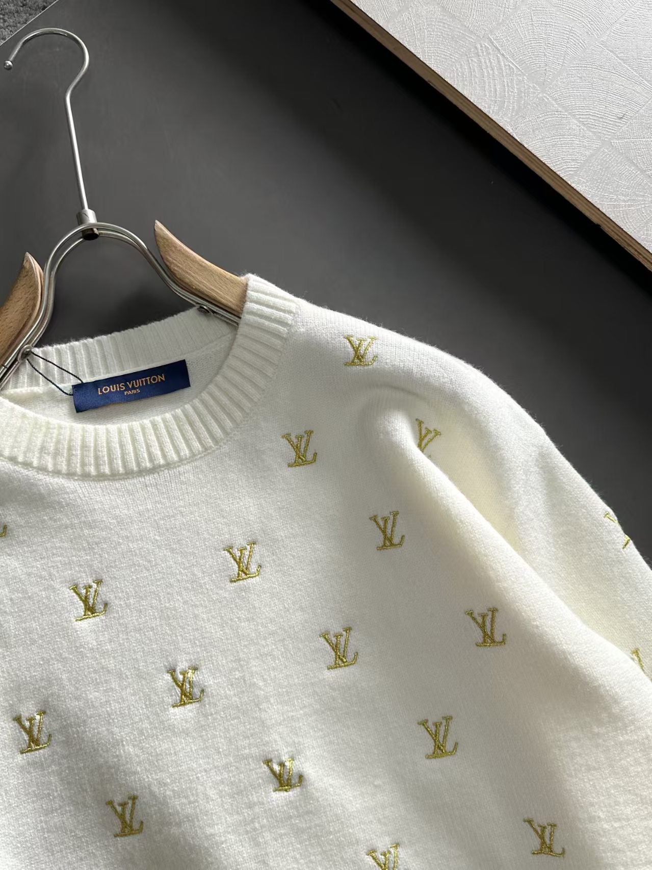 New embroidered round neck long sleeved sweater