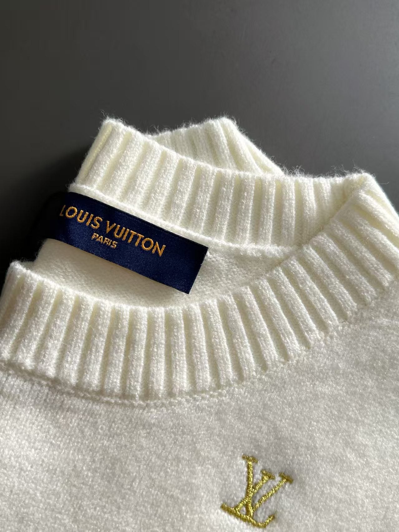 New embroidered round neck long sleeved sweater