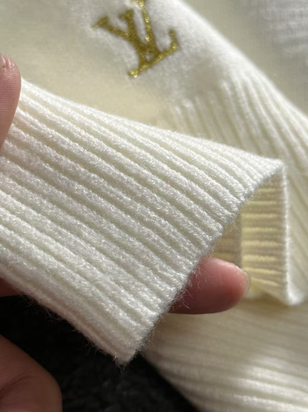 New embroidered round neck long sleeved sweater