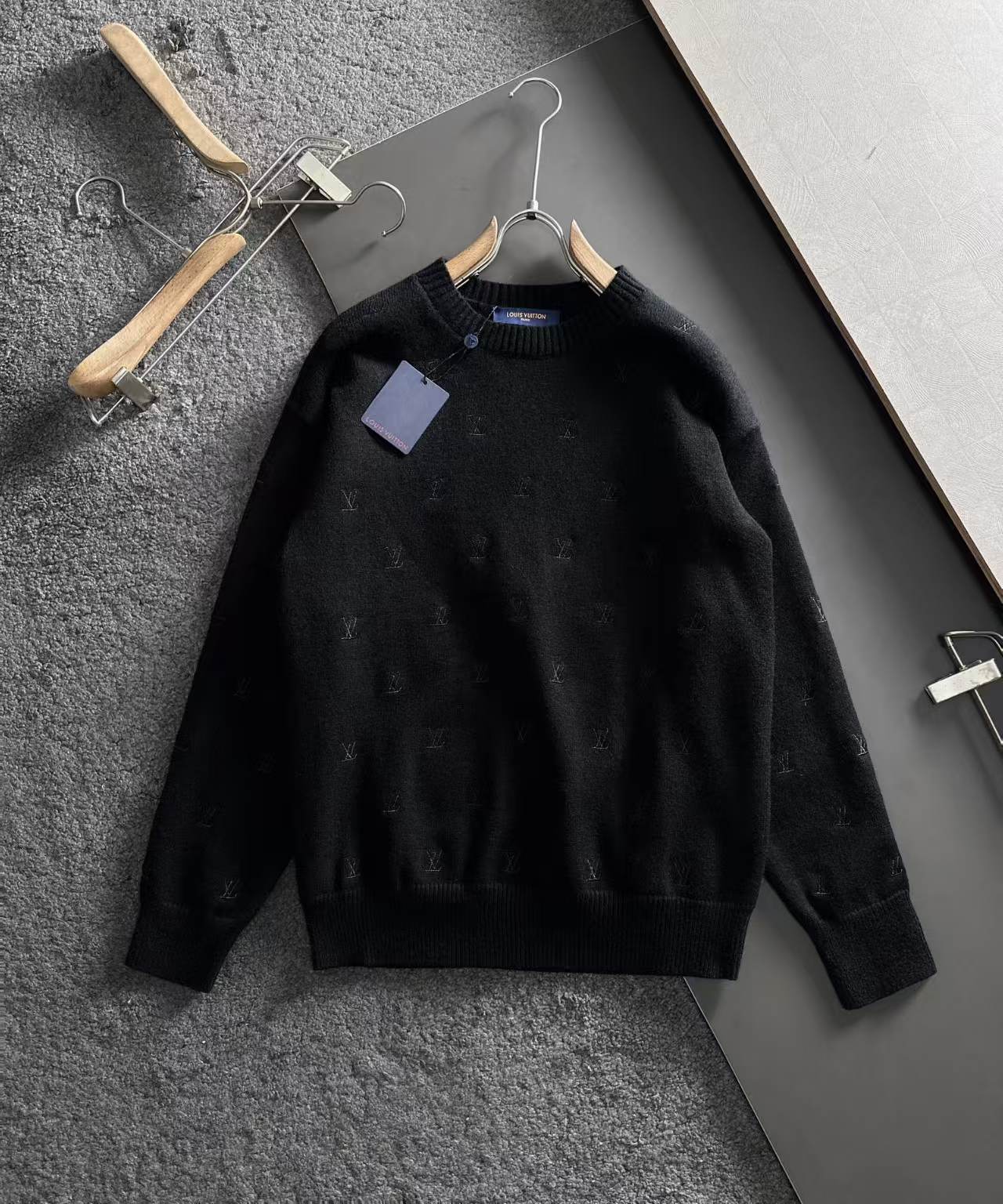 New embroidered round neck long sleeved sweater