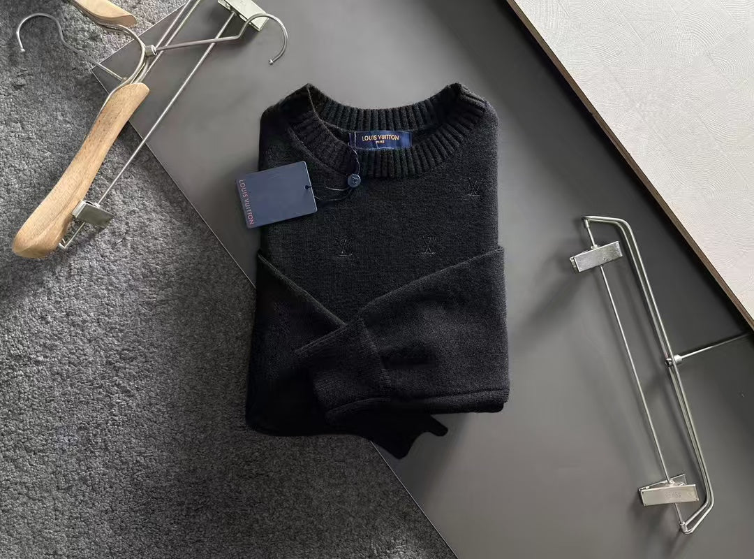 New embroidered round neck long sleeved sweater