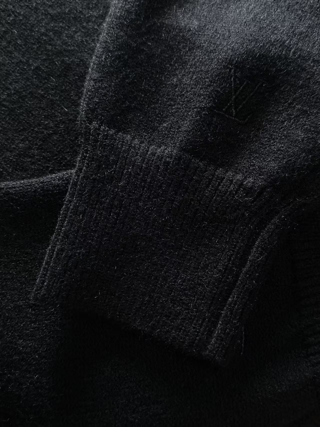 New embroidered round neck long sleeved sweater