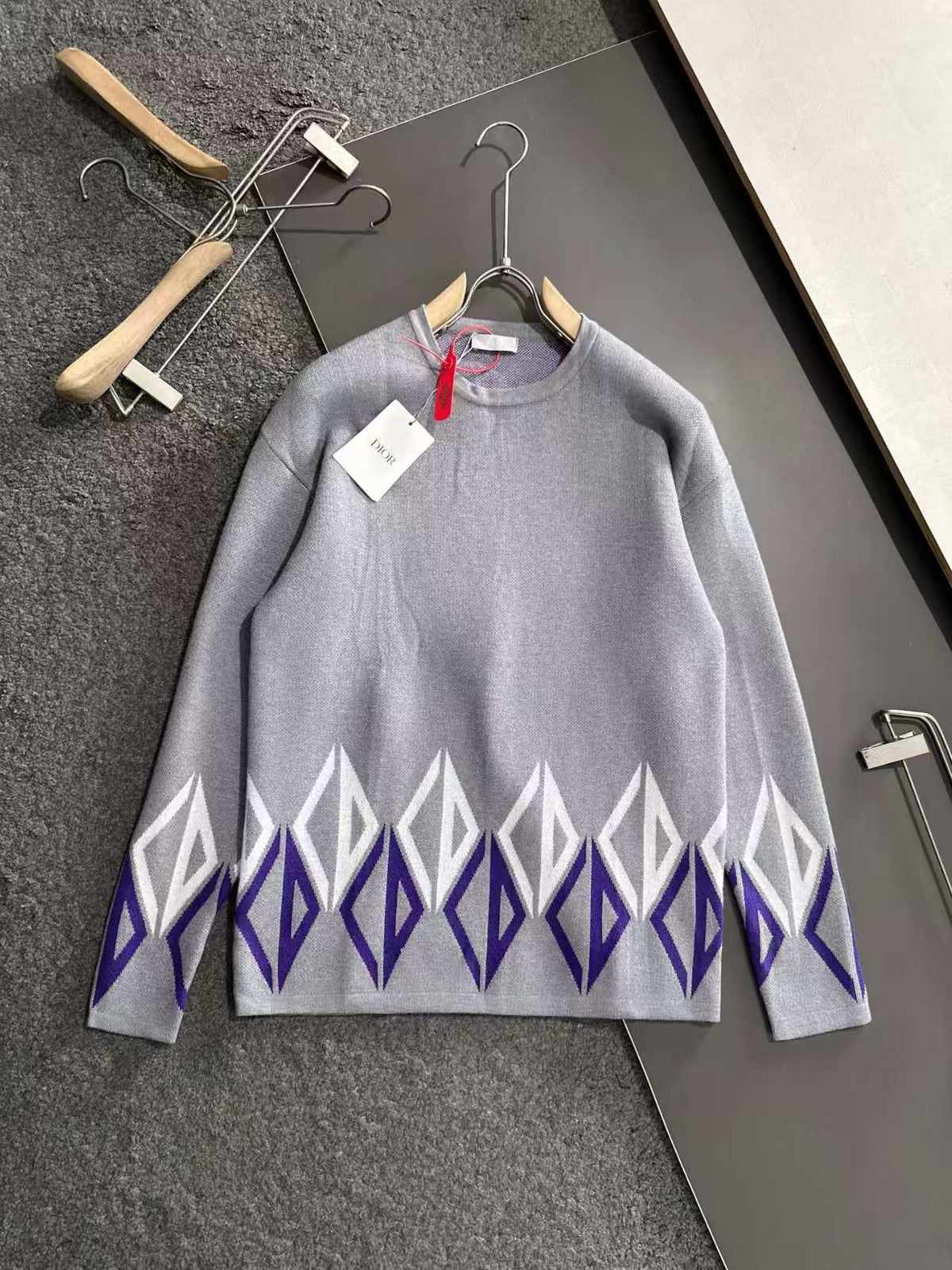 New long sleeved round neck sweater