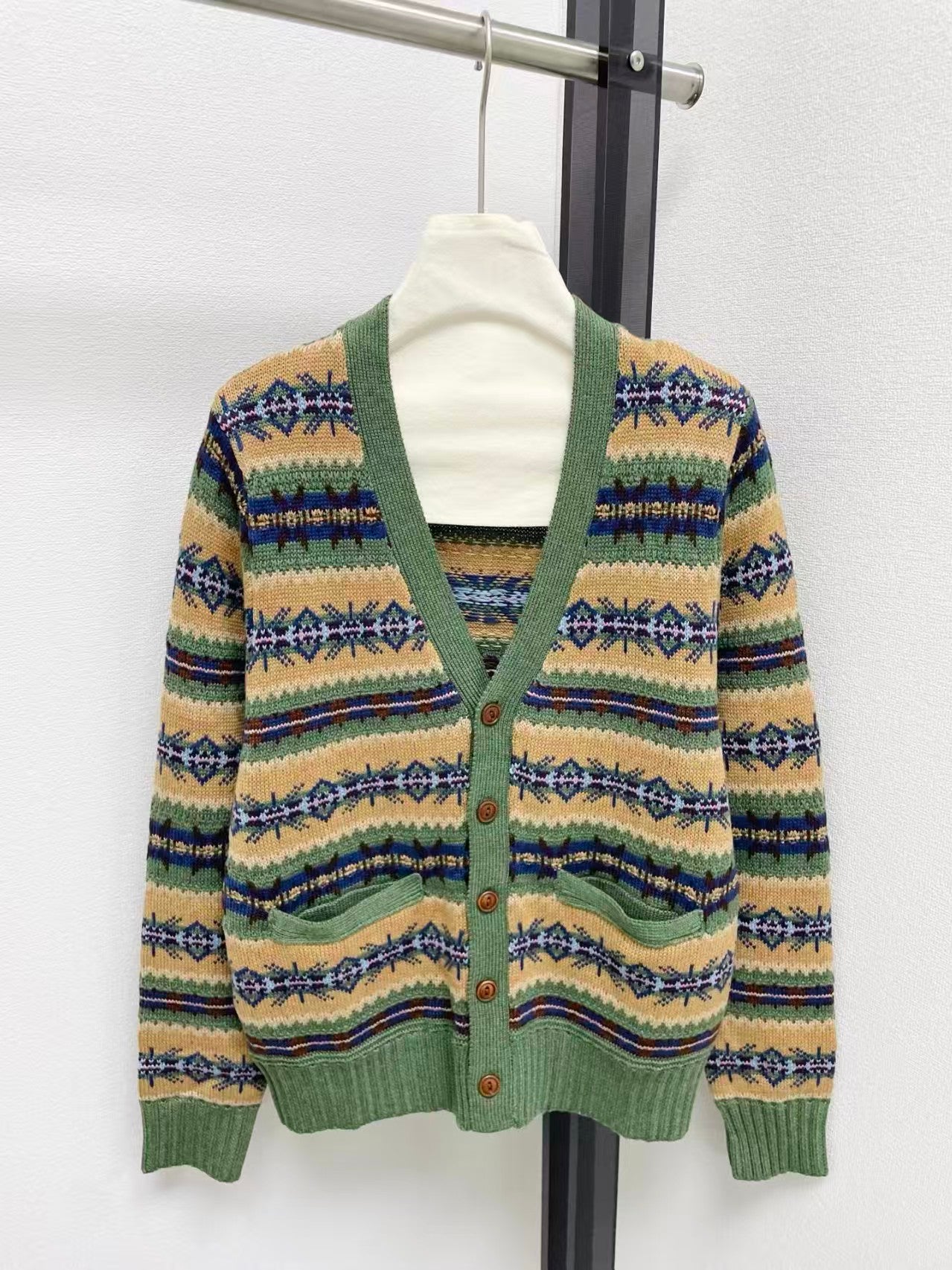 New V-neck Knitted Cardigan