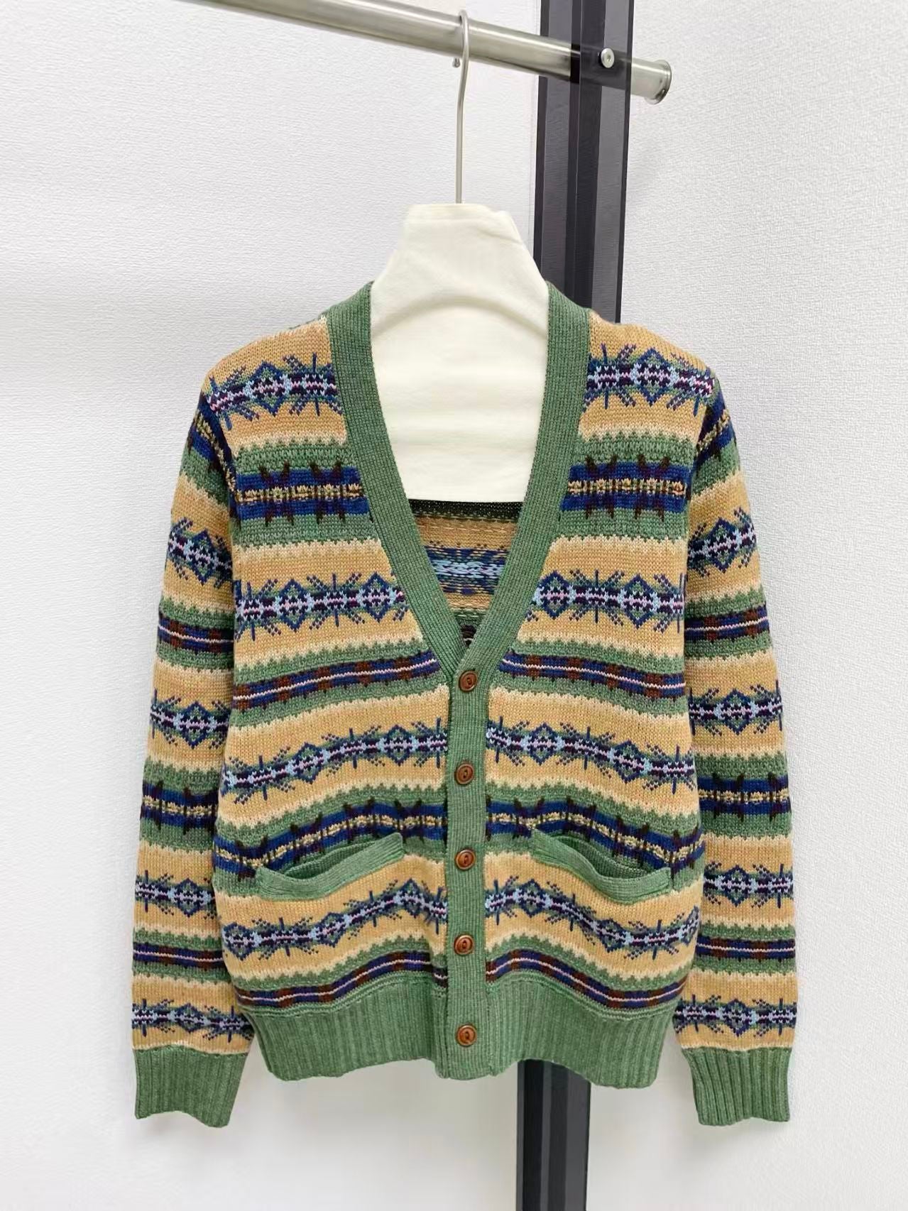 New V-neck Knitted Cardigan