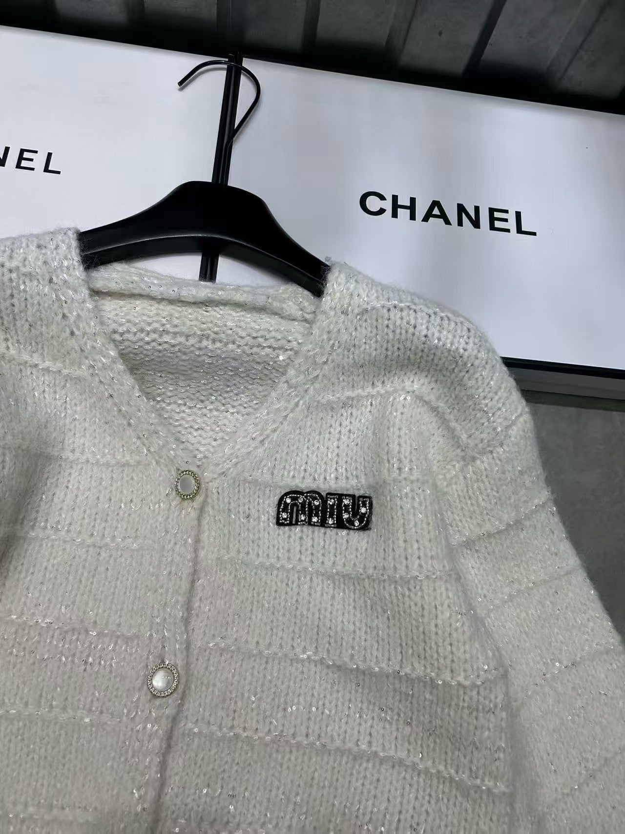 New long sleeved knitted sweater