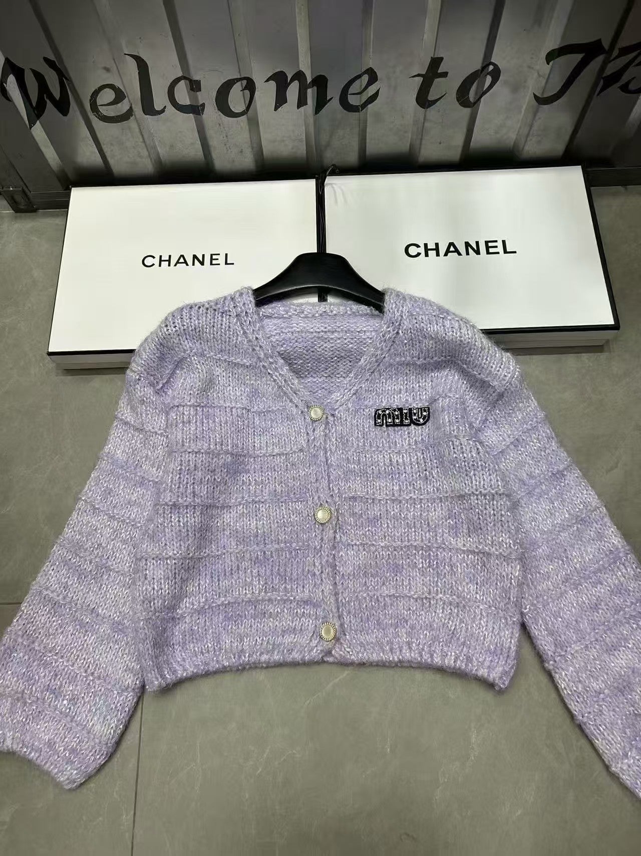 New long sleeved knitted sweater