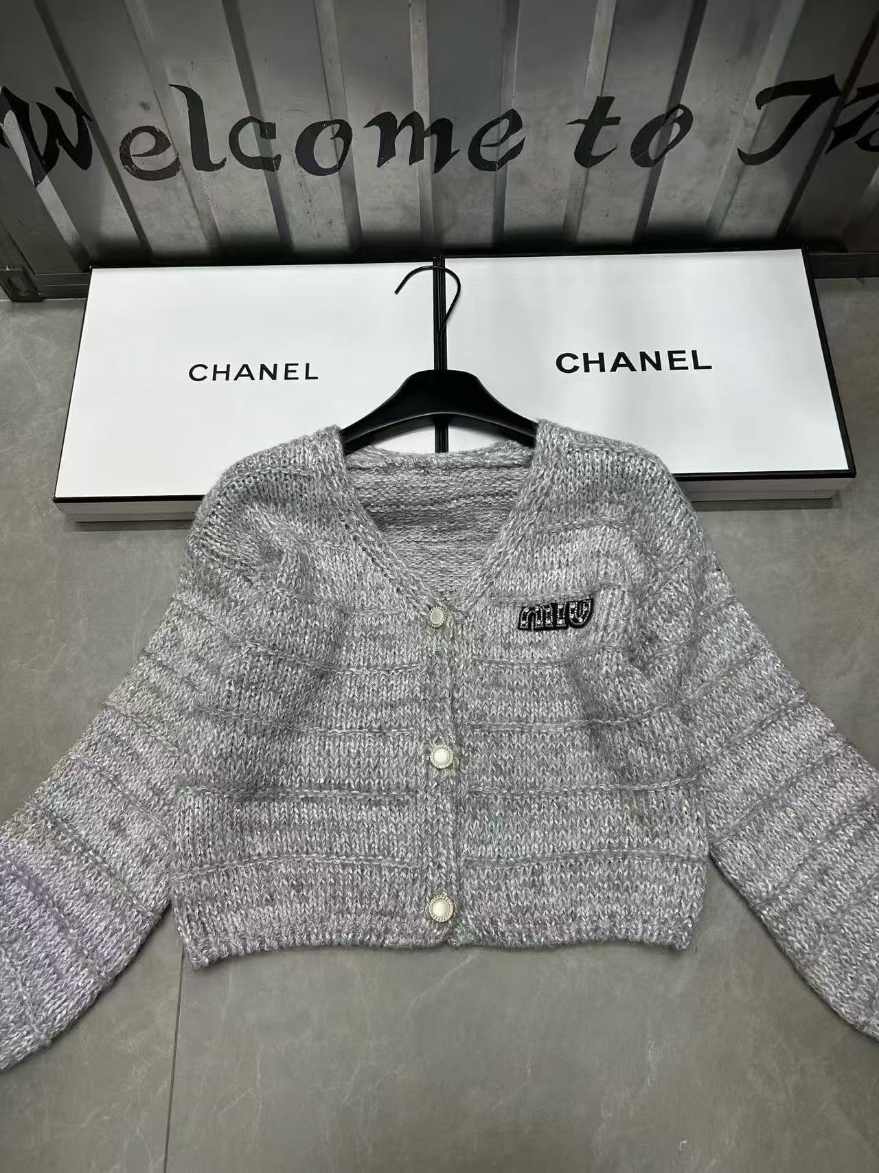 New long sleeved knitted sweater