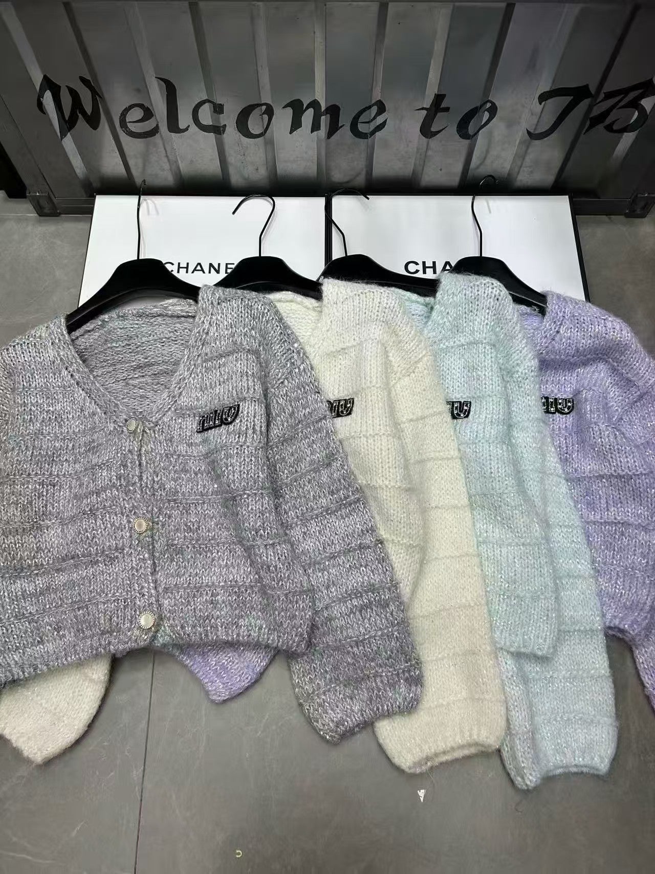 New long sleeved knitted sweater