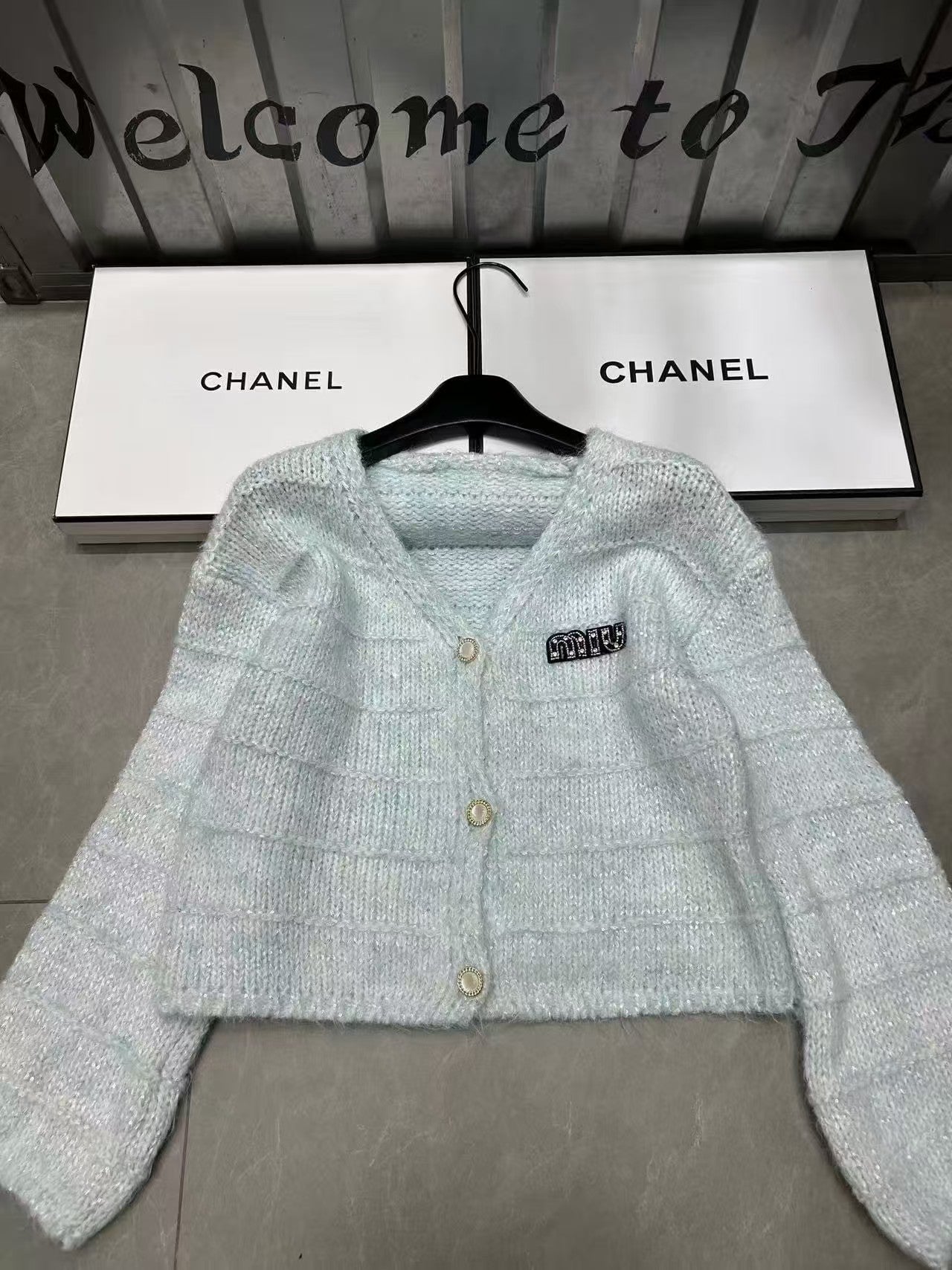 New long sleeved knitted sweater